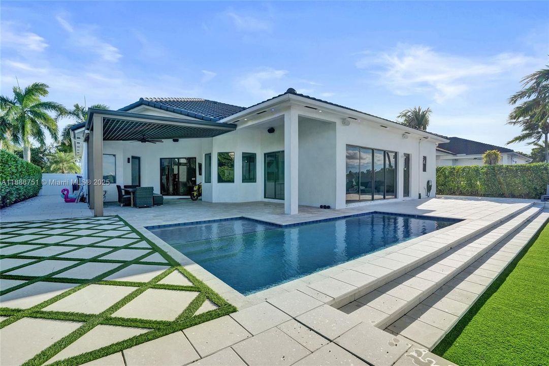 En Venta: $1,900,000 (5 camas, 3 baños, 3273 Pies cuadrados)