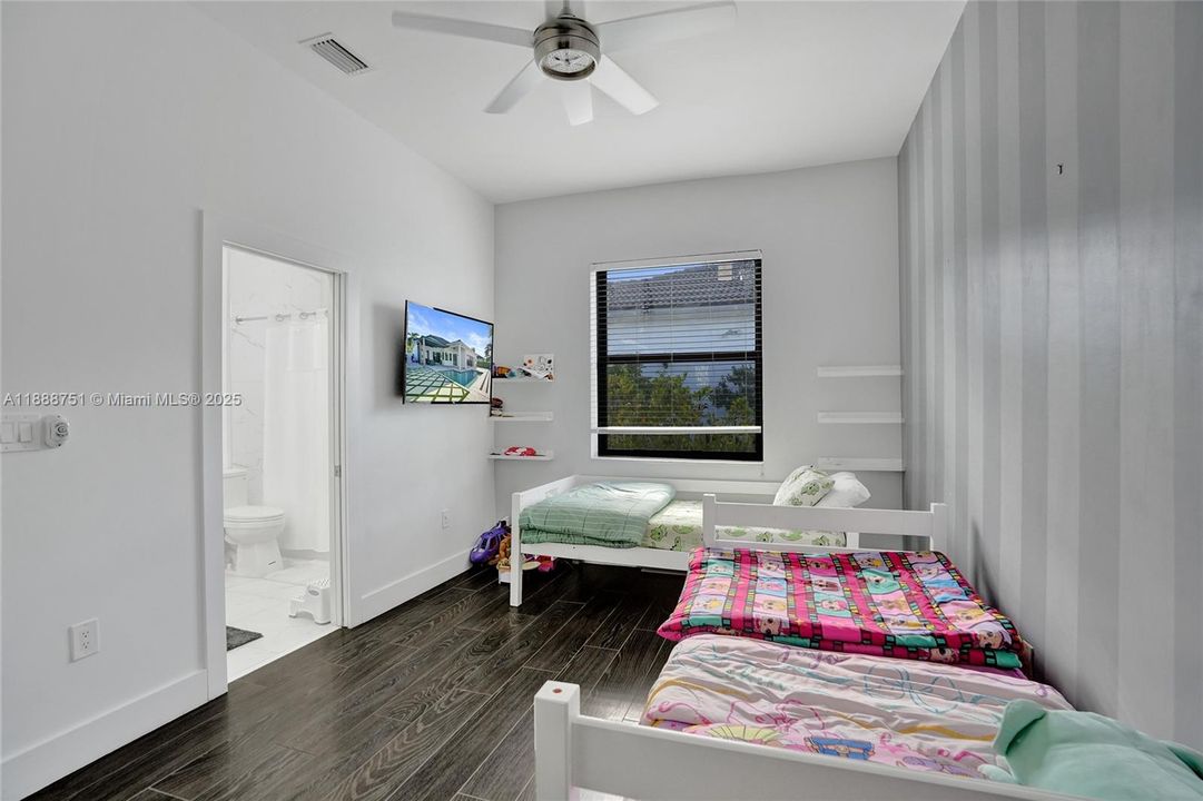 En Venta: $1,900,000 (5 camas, 3 baños, 3273 Pies cuadrados)