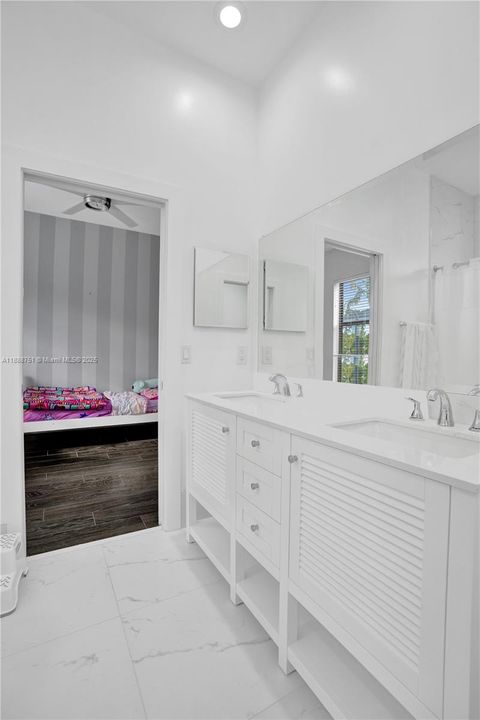 En Venta: $1,900,000 (5 camas, 3 baños, 3273 Pies cuadrados)