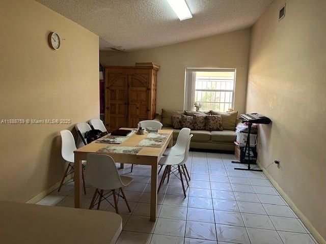 Activo con contrato: $435,000 (3 camas, 2 baños, 1506 Pies cuadrados)