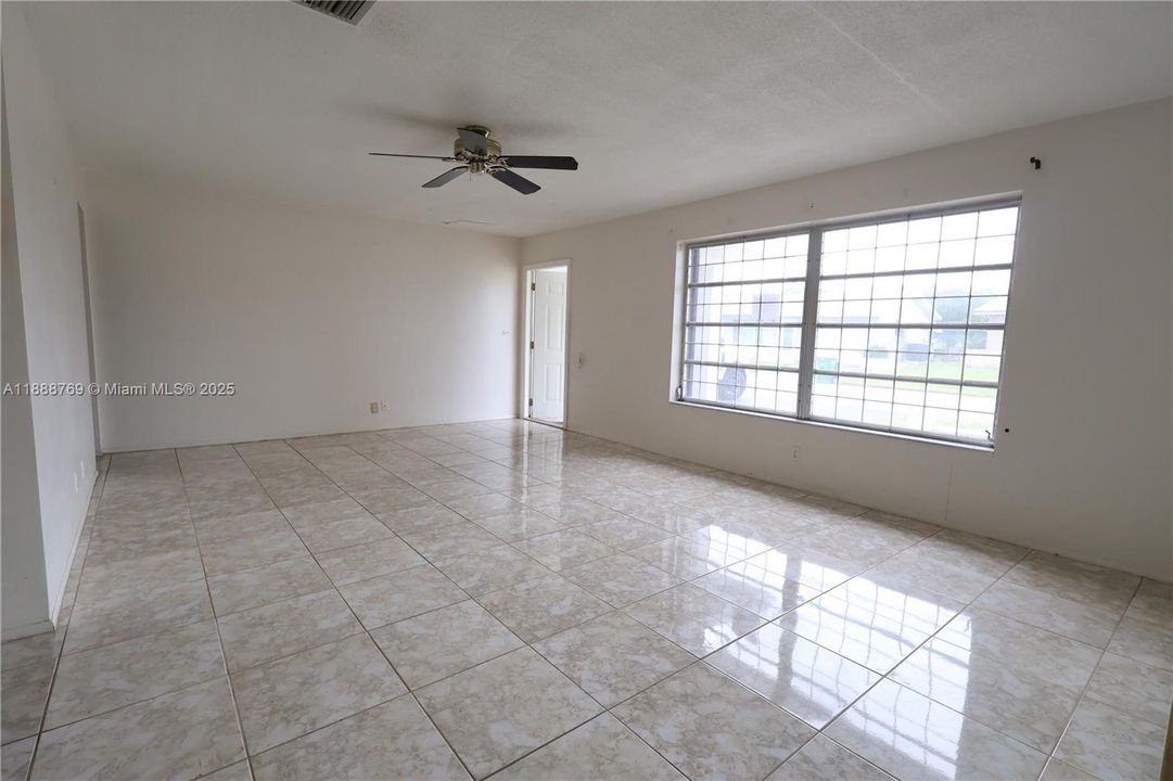 合同活跃: $200,000 (2 贝兹, 2 浴室, 1579 平方英尺)