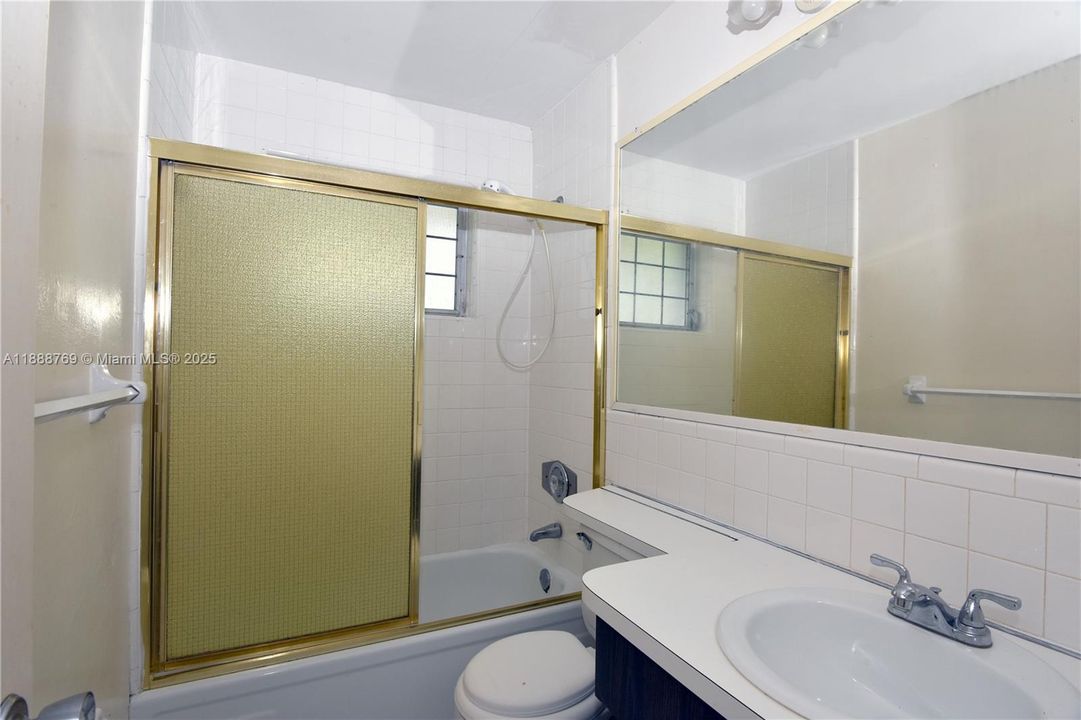 合同活跃: $200,000 (2 贝兹, 2 浴室, 1579 平方英尺)