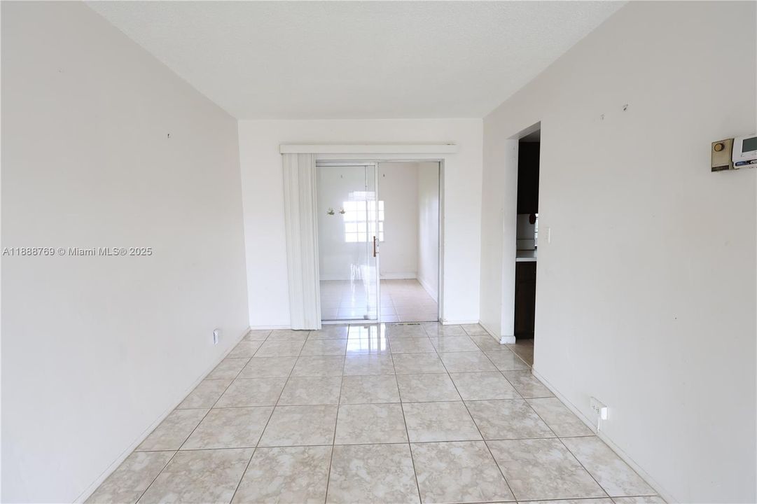 合同活跃: $200,000 (2 贝兹, 2 浴室, 1579 平方英尺)