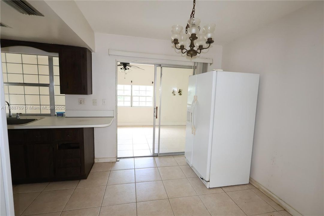 合同活跃: $200,000 (2 贝兹, 2 浴室, 1579 平方英尺)