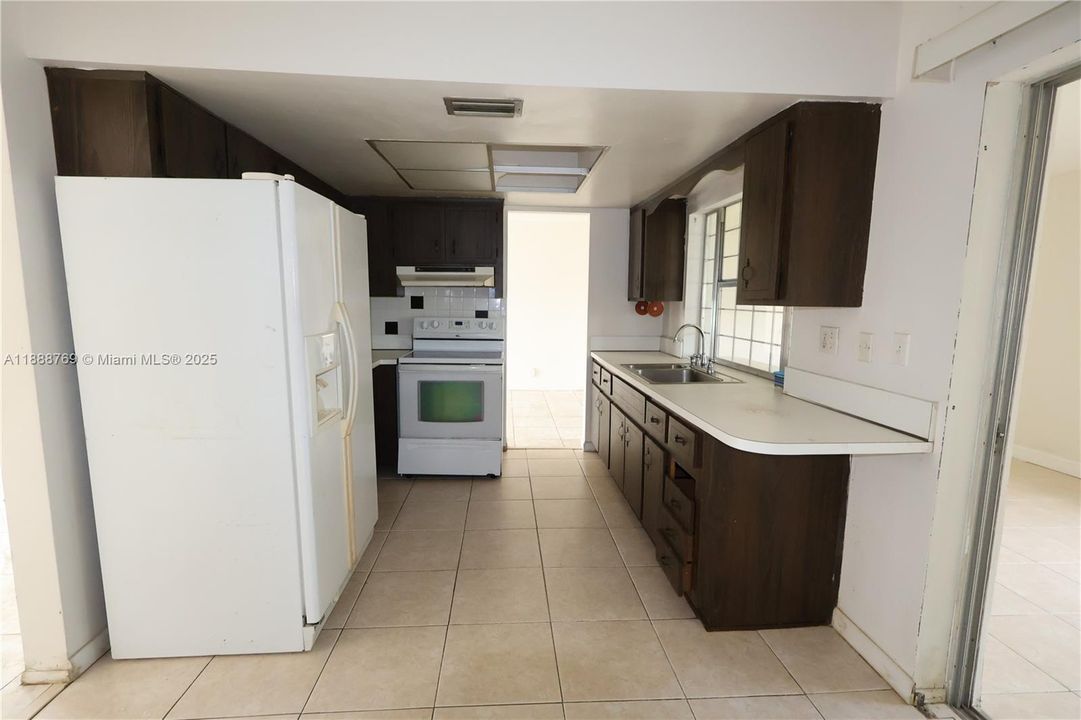 合同活跃: $200,000 (2 贝兹, 2 浴室, 1579 平方英尺)