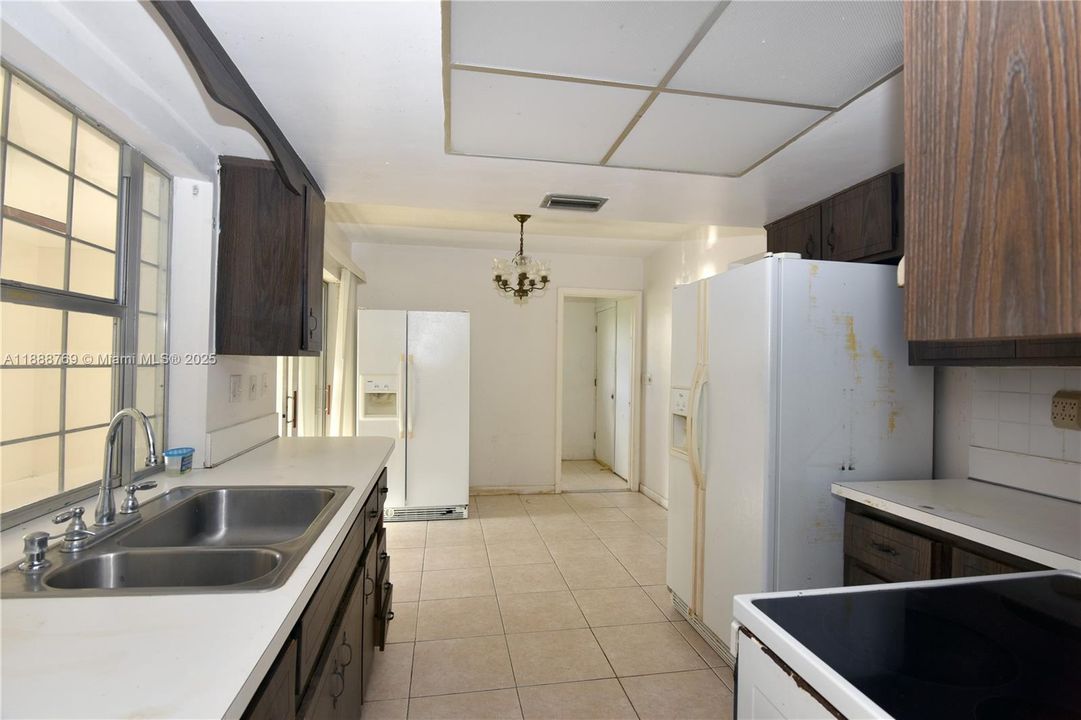 合同活跃: $200,000 (2 贝兹, 2 浴室, 1579 平方英尺)