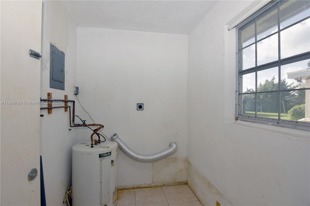 合同活跃: $200,000 (2 贝兹, 2 浴室, 1579 平方英尺)