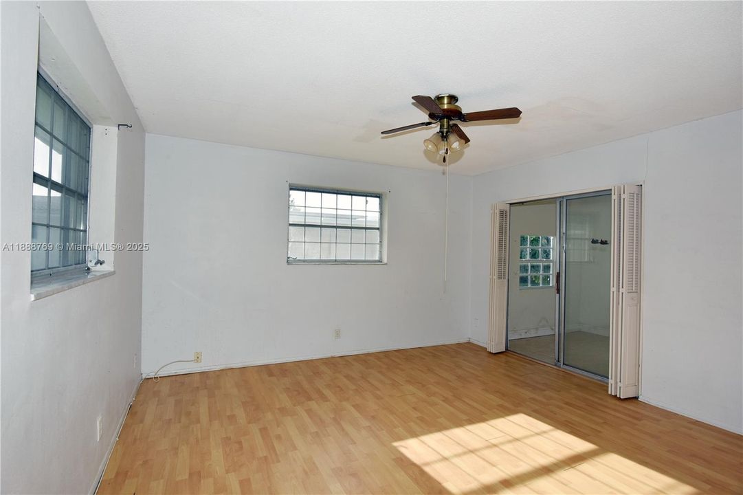 合同活跃: $200,000 (2 贝兹, 2 浴室, 1579 平方英尺)