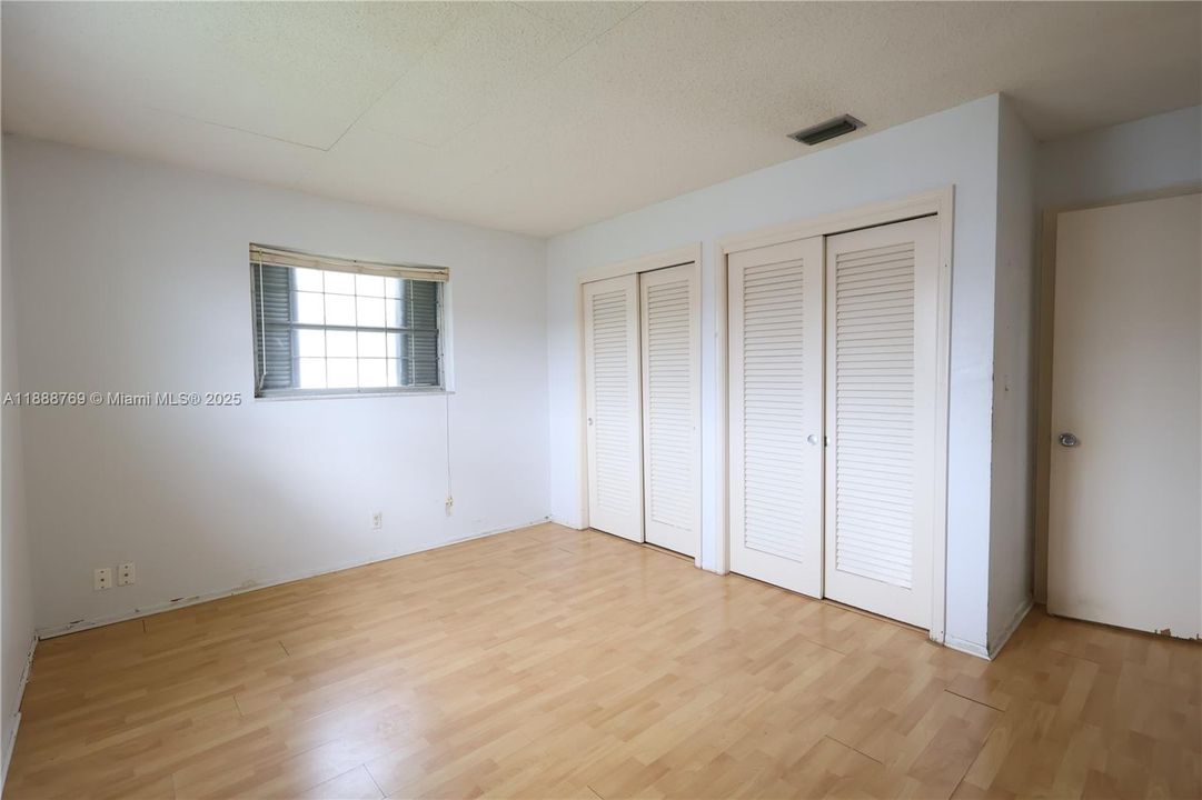 合同活跃: $200,000 (2 贝兹, 2 浴室, 1579 平方英尺)