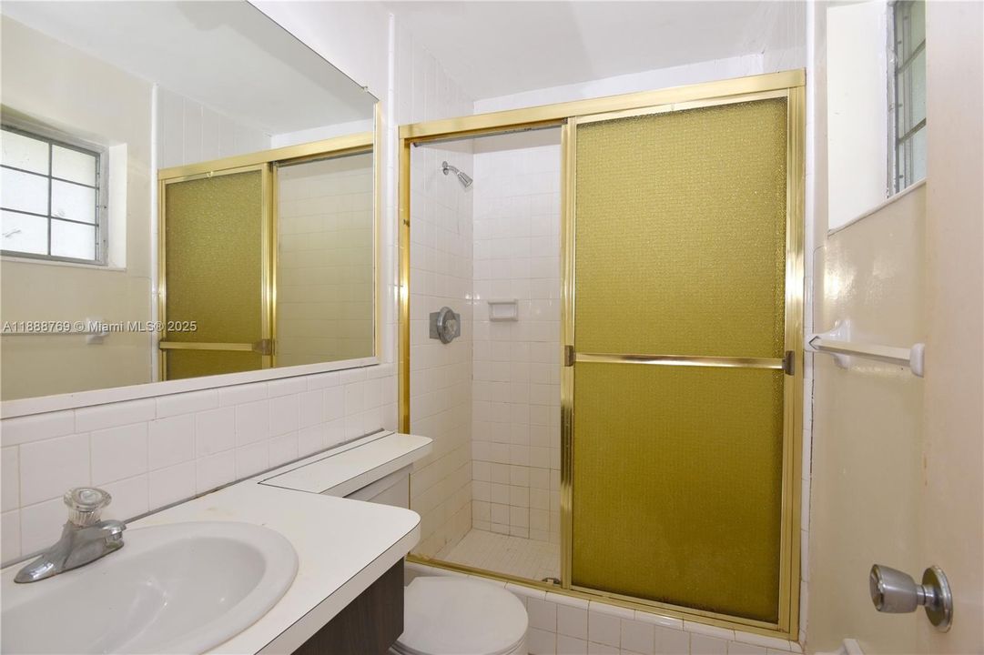 合同活跃: $200,000 (2 贝兹, 2 浴室, 1579 平方英尺)