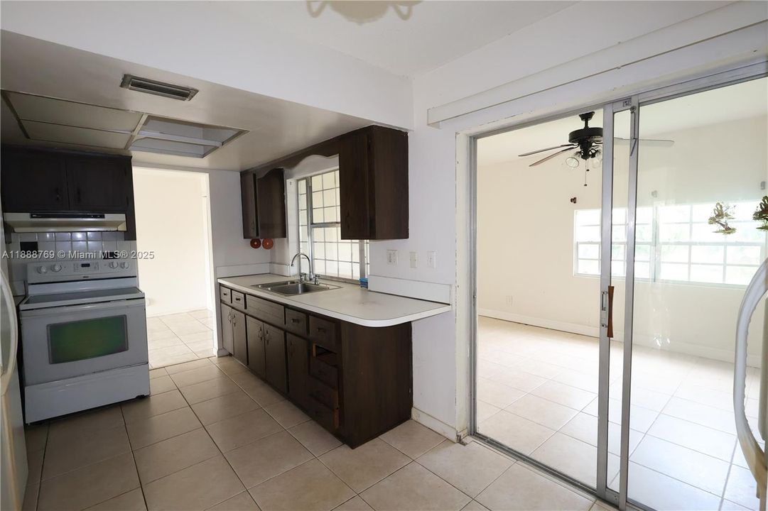 合同活跃: $200,000 (2 贝兹, 2 浴室, 1579 平方英尺)