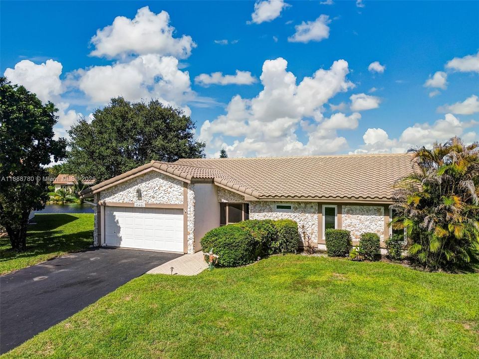 Под контрактом: $450,000 (3 спален, 2 ванн, 2231 Квадратных фут)