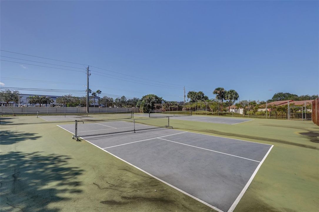 Под контрактом: $450,000 (3 спален, 2 ванн, 2231 Квадратных фут)