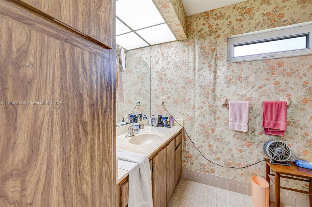 Под контрактом: $450,000 (3 спален, 2 ванн, 2231 Квадратных фут)