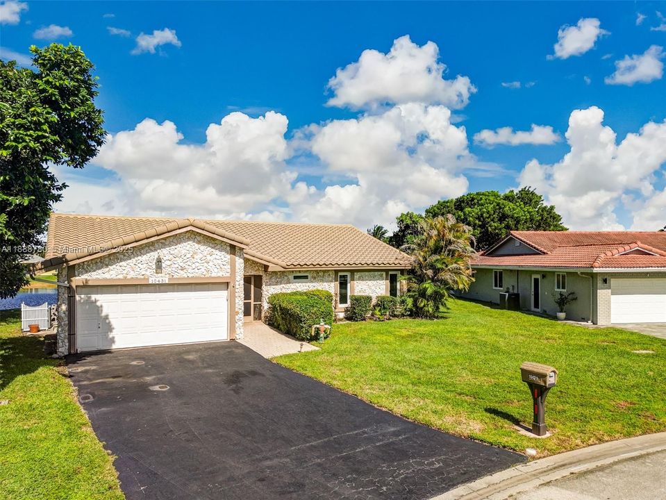 Под контрактом: $450,000 (3 спален, 2 ванн, 2231 Квадратных фут)