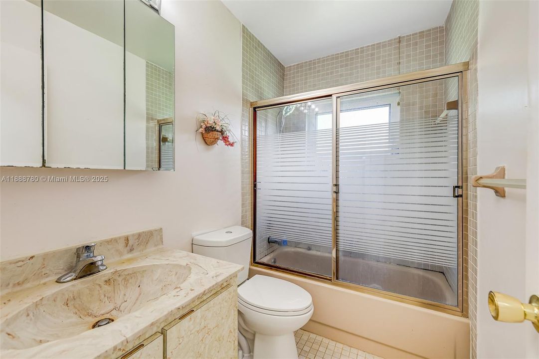 Под контрактом: $450,000 (3 спален, 2 ванн, 2231 Квадратных фут)