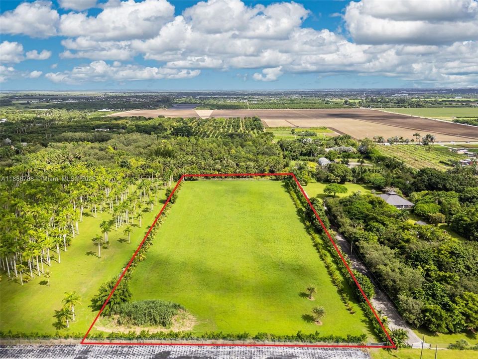 待售: $1,247,400 (4.62 acres)