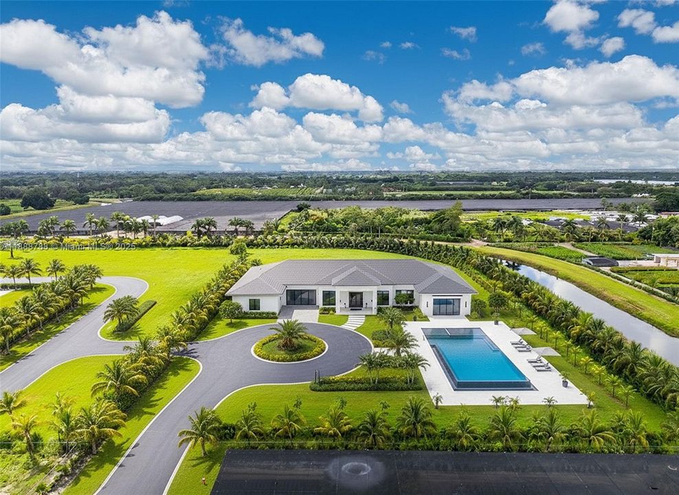 待售: $1,247,400 (4.62 acres)