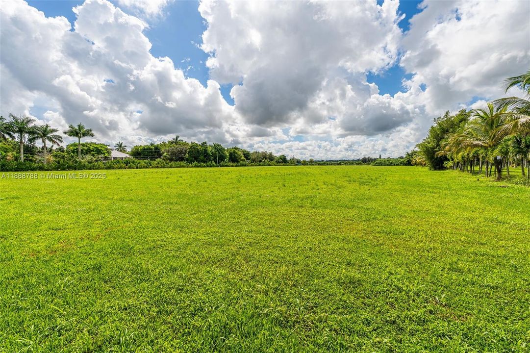 待售: $1,247,400 (4.62 acres)