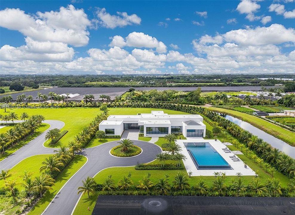 待售: $1,247,400 (4.62 acres)