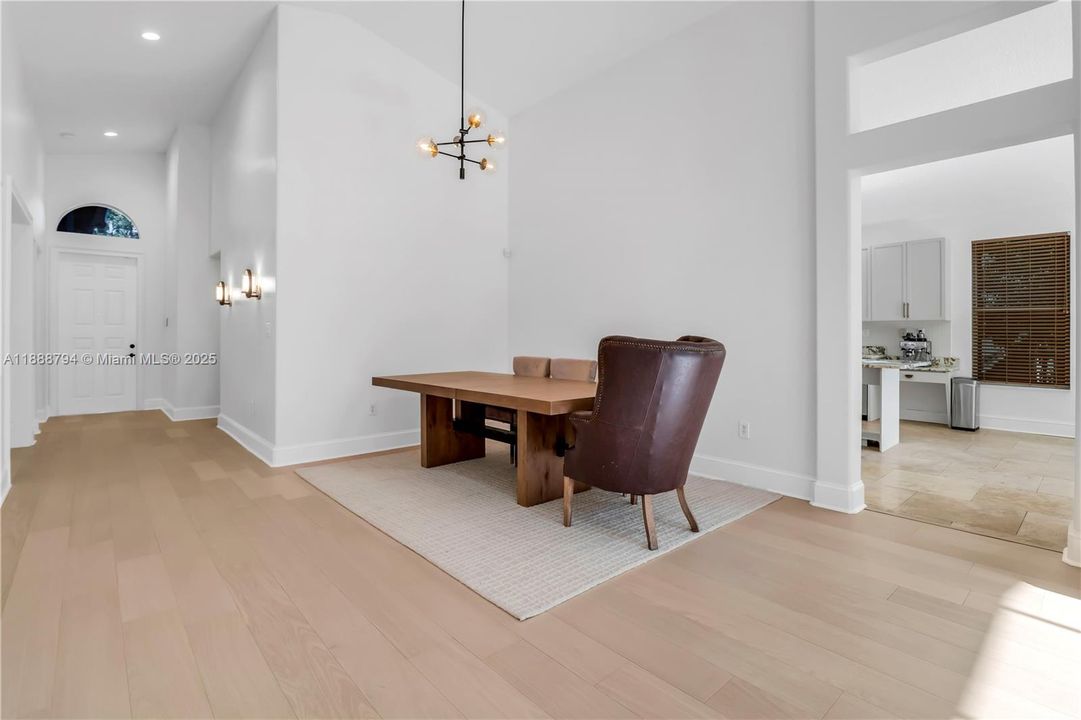 合同活跃: $765,000 (4 贝兹, 3 浴室, 2314 平方英尺)