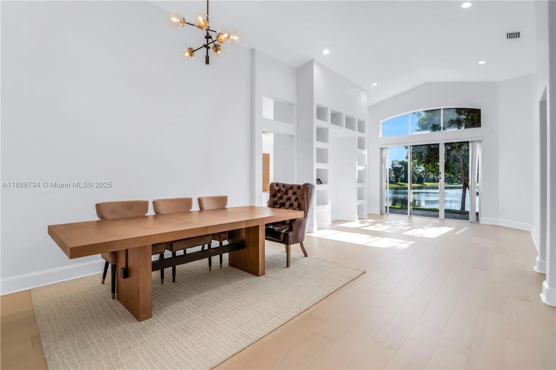 合同活跃: $765,000 (4 贝兹, 3 浴室, 2314 平方英尺)