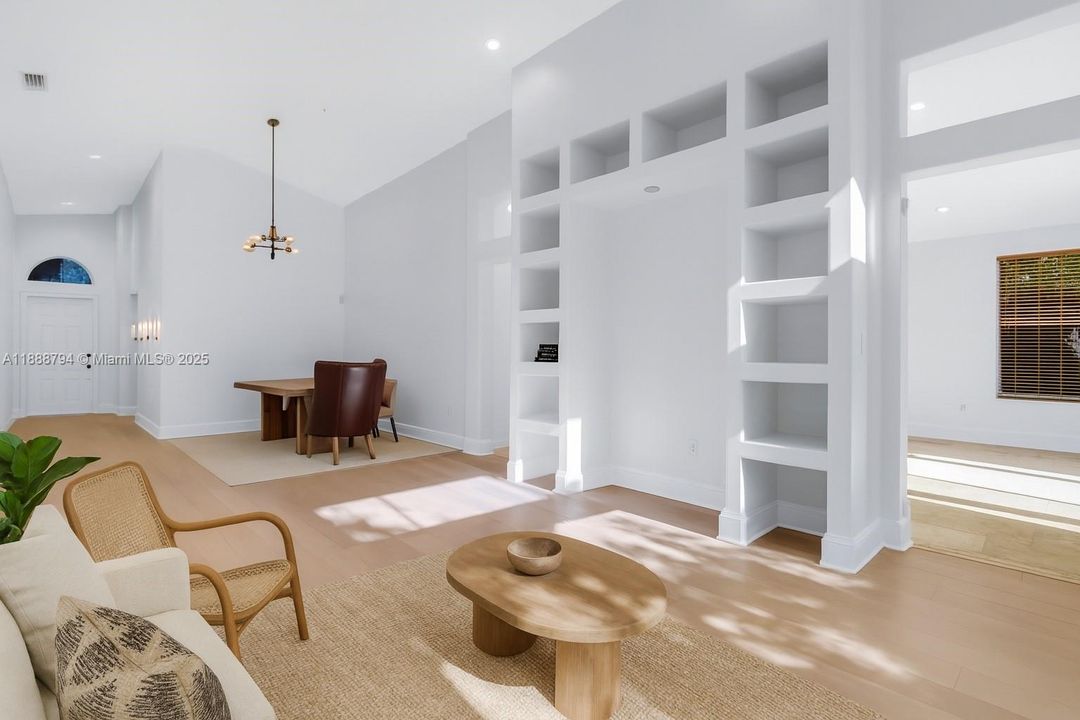 合同活跃: $765,000 (4 贝兹, 3 浴室, 2314 平方英尺)