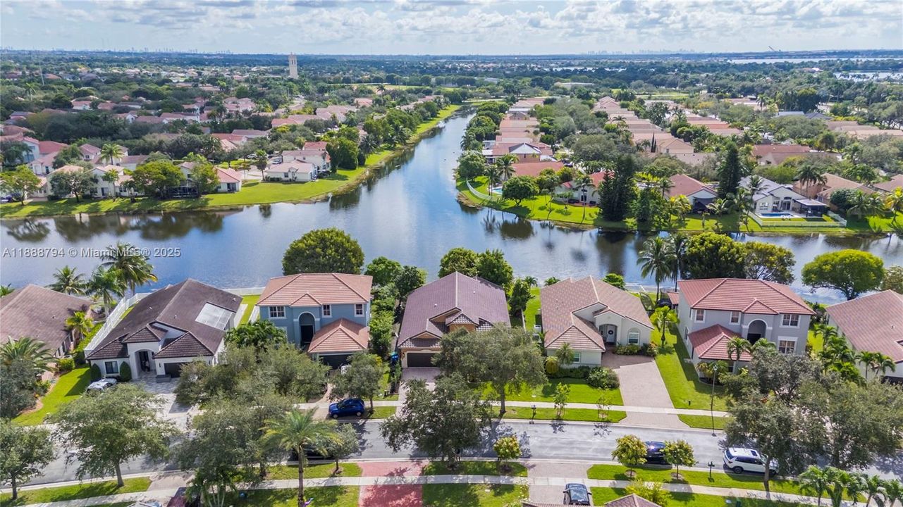 合同活跃: $765,000 (4 贝兹, 3 浴室, 2314 平方英尺)