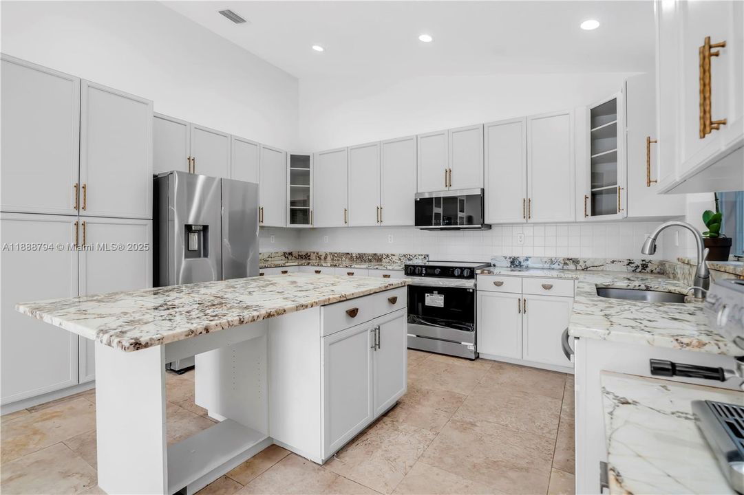 合同活跃: $765,000 (4 贝兹, 3 浴室, 2314 平方英尺)