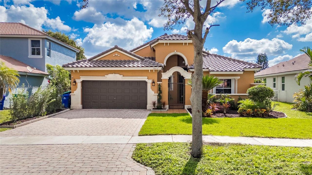 合同活跃: $765,000 (4 贝兹, 3 浴室, 2314 平方英尺)