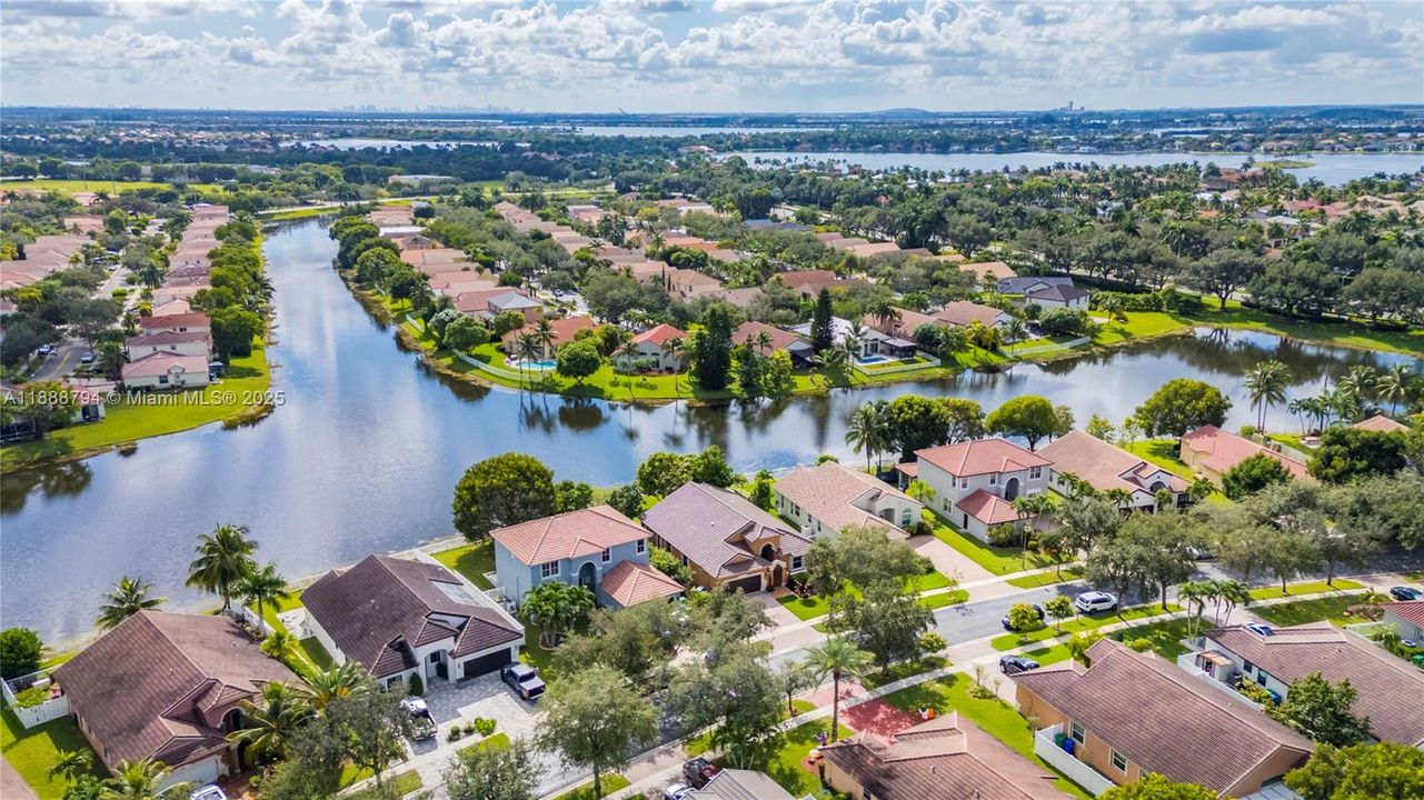 合同活跃: $765,000 (4 贝兹, 3 浴室, 2314 平方英尺)