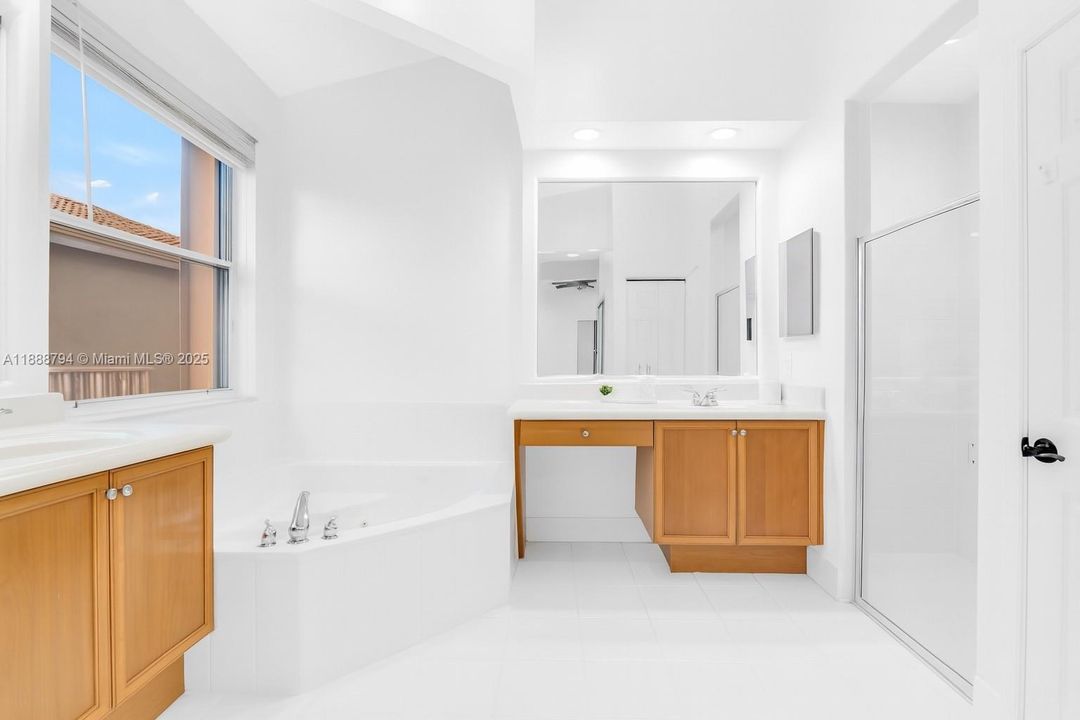 合同活跃: $765,000 (4 贝兹, 3 浴室, 2314 平方英尺)