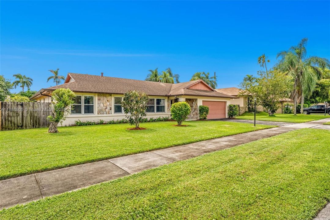 Недавно продано: $856,000 (4 спален, 2 ванн, 1937 Квадратных фут)