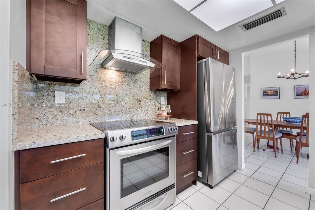 Недавно продано: $856,000 (4 спален, 2 ванн, 1937 Квадратных фут)