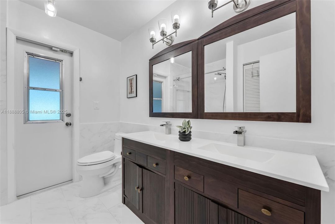 Недавно продано: $856,000 (4 спален, 2 ванн, 1937 Квадратных фут)