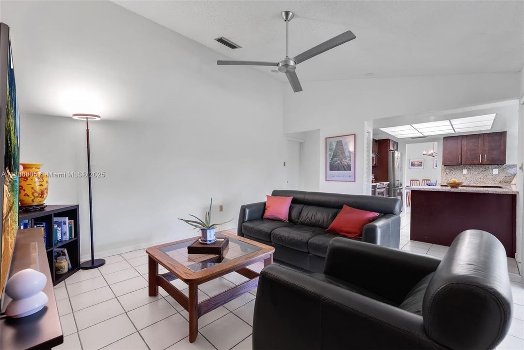 Недавно продано: $856,000 (4 спален, 2 ванн, 1937 Квадратных фут)