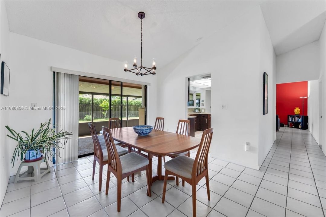 Недавно продано: $856,000 (4 спален, 2 ванн, 1937 Квадратных фут)