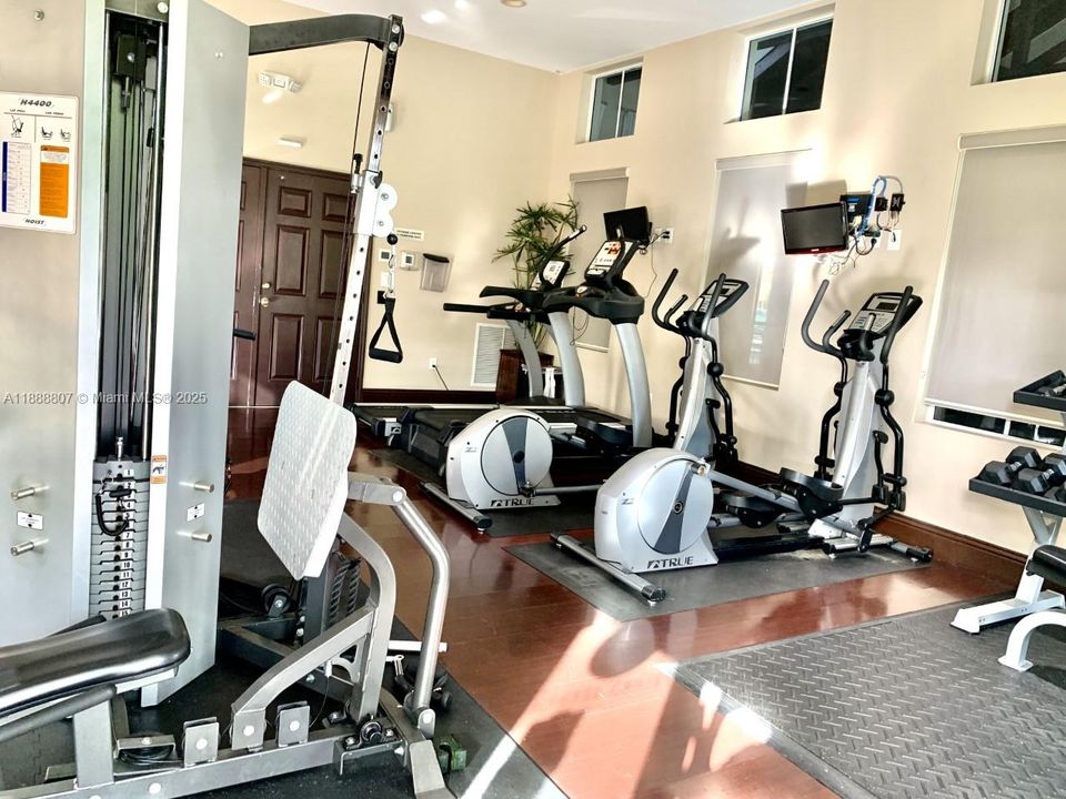 Activo con contrato: $3,100 (4 camas, 2 baños, 2146 Pies cuadrados)