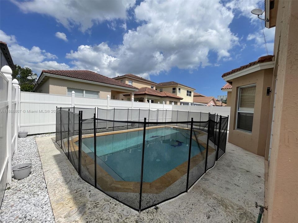 Activo con contrato: $3,100 (4 camas, 2 baños, 2146 Pies cuadrados)