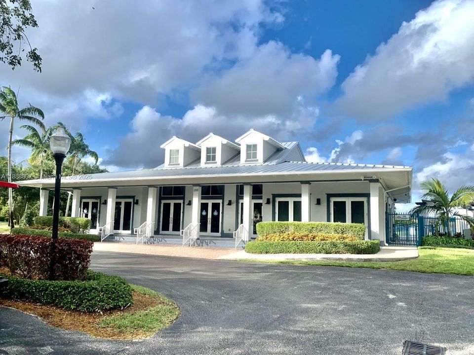 Activo con contrato: $3,100 (4 camas, 2 baños, 2146 Pies cuadrados)