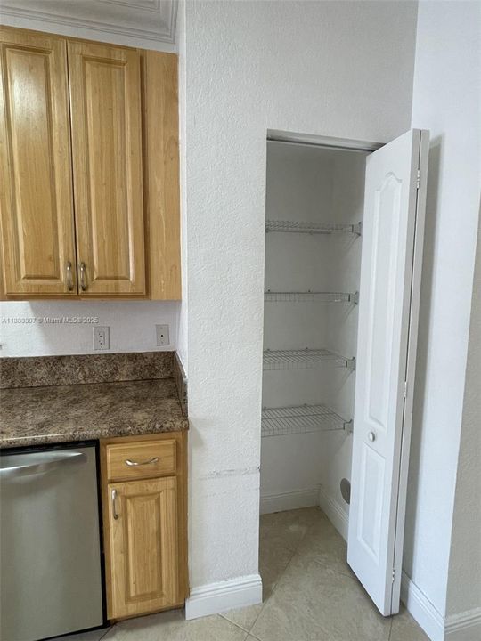 Activo con contrato: $3,100 (4 camas, 2 baños, 2146 Pies cuadrados)