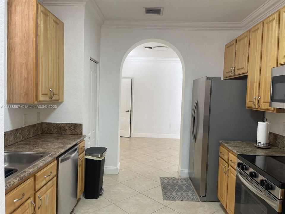 Activo con contrato: $3,100 (4 camas, 2 baños, 2146 Pies cuadrados)