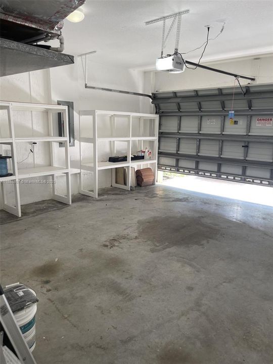 Activo con contrato: $3,100 (4 camas, 2 baños, 2146 Pies cuadrados)