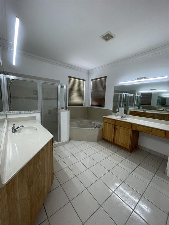 Activo con contrato: $3,100 (4 camas, 2 baños, 2146 Pies cuadrados)