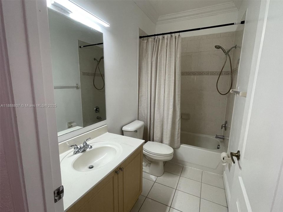 Activo con contrato: $3,100 (4 camas, 2 baños, 2146 Pies cuadrados)