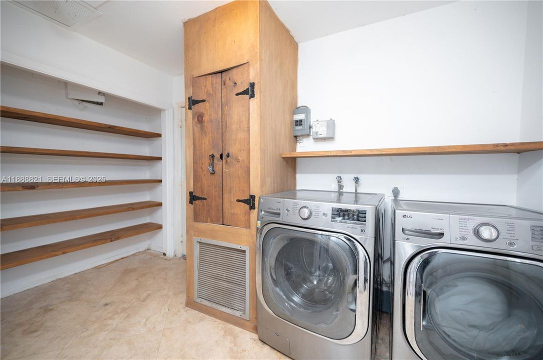 For Rent: $7,850 (4 beds, 2 baths, 2683 Square Feet)