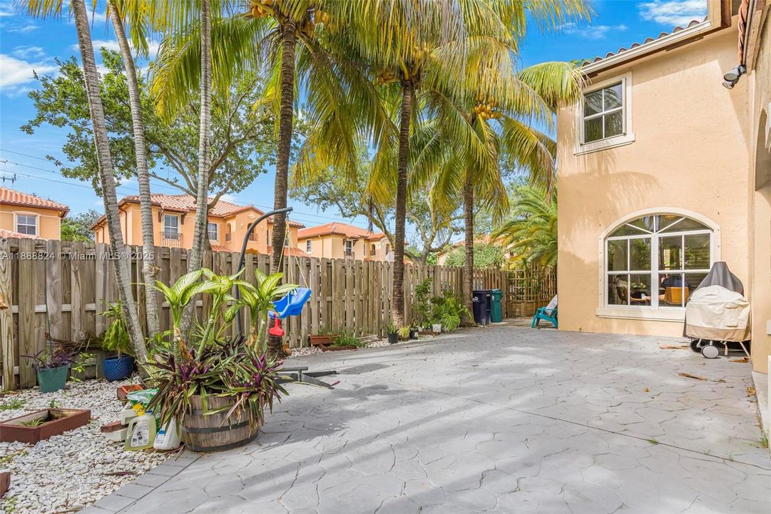 最近售出: $800,000 (4 贝兹, 3 浴室, 2997 平方英尺)