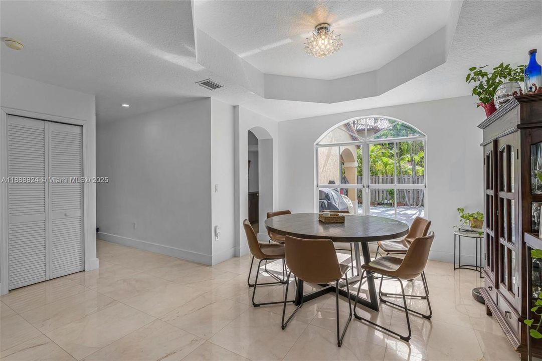 最近售出: $800,000 (4 贝兹, 3 浴室, 2997 平方英尺)