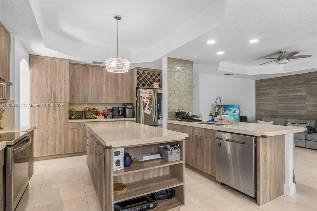 最近售出: $800,000 (4 贝兹, 3 浴室, 2997 平方英尺)