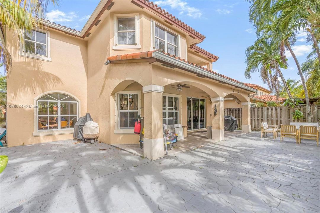 最近售出: $800,000 (4 贝兹, 3 浴室, 2997 平方英尺)